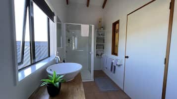 Een douche, een haardroger, handdoeken, zeep