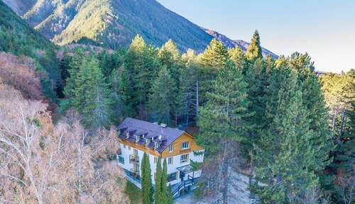 Luxury chalet within a private pine tree park, in Pirin mountain foothstep