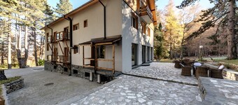 Luxury chalet within a private pine tree park, in Pirin mountain foothstep