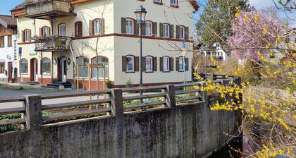 Apartment Roswitha mit Badewanne und Blick auf den Bach