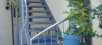 Apartment Roswitha mit Badewanne und Blick auf den Bach