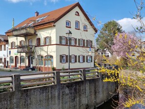 Exterior - Apartment Sonja mit Dusche und Blick auf den Bach (Bad Aibling)