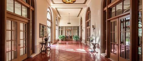 المنشأة من الداخل