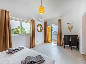 3 Schlafzimmer, Schreibtisch, Bügeleisen/Bügelbrett, WLAN