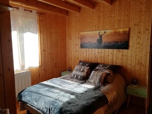 4 bedrooms, iron/ironing board, travel crib, free WiFi