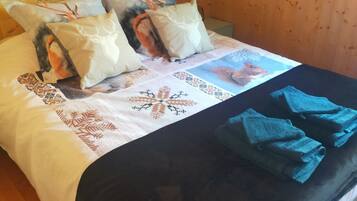 4 chambres, fer et planche à repasser, lit parapluie, Wi-Fi gratuit