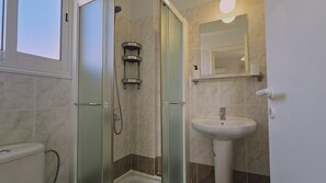 Douche, sèche-cheveux, serviettes fournies