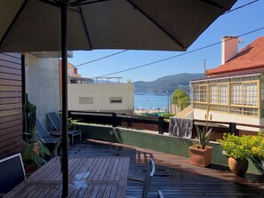 Outdoor dining - Grila House - Architecture and sea views in the heart of the Rías Baixas (Chapela)