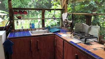 Køleskab, kogeplade, kaffe-/temaskine, blender