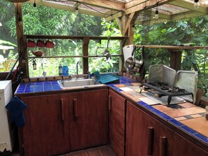 Fridge, stovetop, coffee/tea maker, blender - The Rose Cottage (Pahoa)