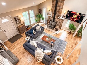 Smart TV, fireplace, books - Private Magical Forest, King Suite, 2 miles to Pikes Peak Hwy and North Pole (Cascade, CO 80909)