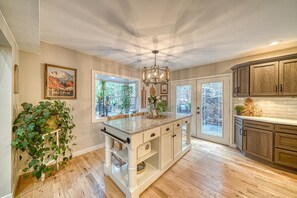 Interior - Private Magical Forest, King Suite, 2 miles to Pikes Peak Hwy and North Pole (Cascade, CO 80909)