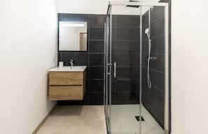 Douche, sĂšche-cheveux, serviettes fournies