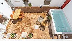 A rooftop patio with a pool, outdoor seating, and potted plants. - Modern, w/ pool and terrace (Vila Real de Santo António)