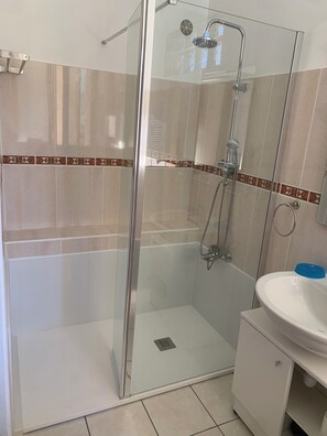 Shower, hair dryer, toilet paper - Appartement 2 en Pierre (Ota)