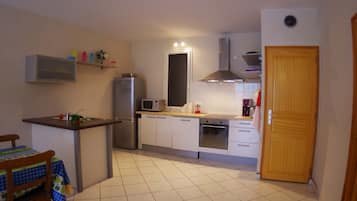 Køleskab, mikrobølgeovn, ovn, kogeplade