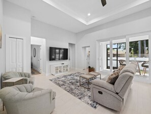 TV connectée, livres, espaces bureaux