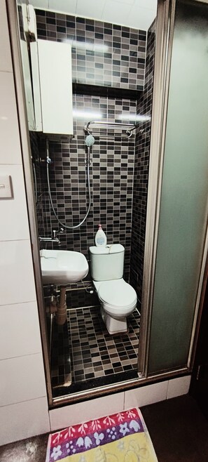 Kamar Twin Deluks | Kamar mandi | Shower, pancuran hujan, perlengkapan mandi gratis, dan pengering rambut