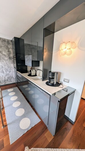 Kjøleskap, mikrobølgeovn, ovn og kokeplater