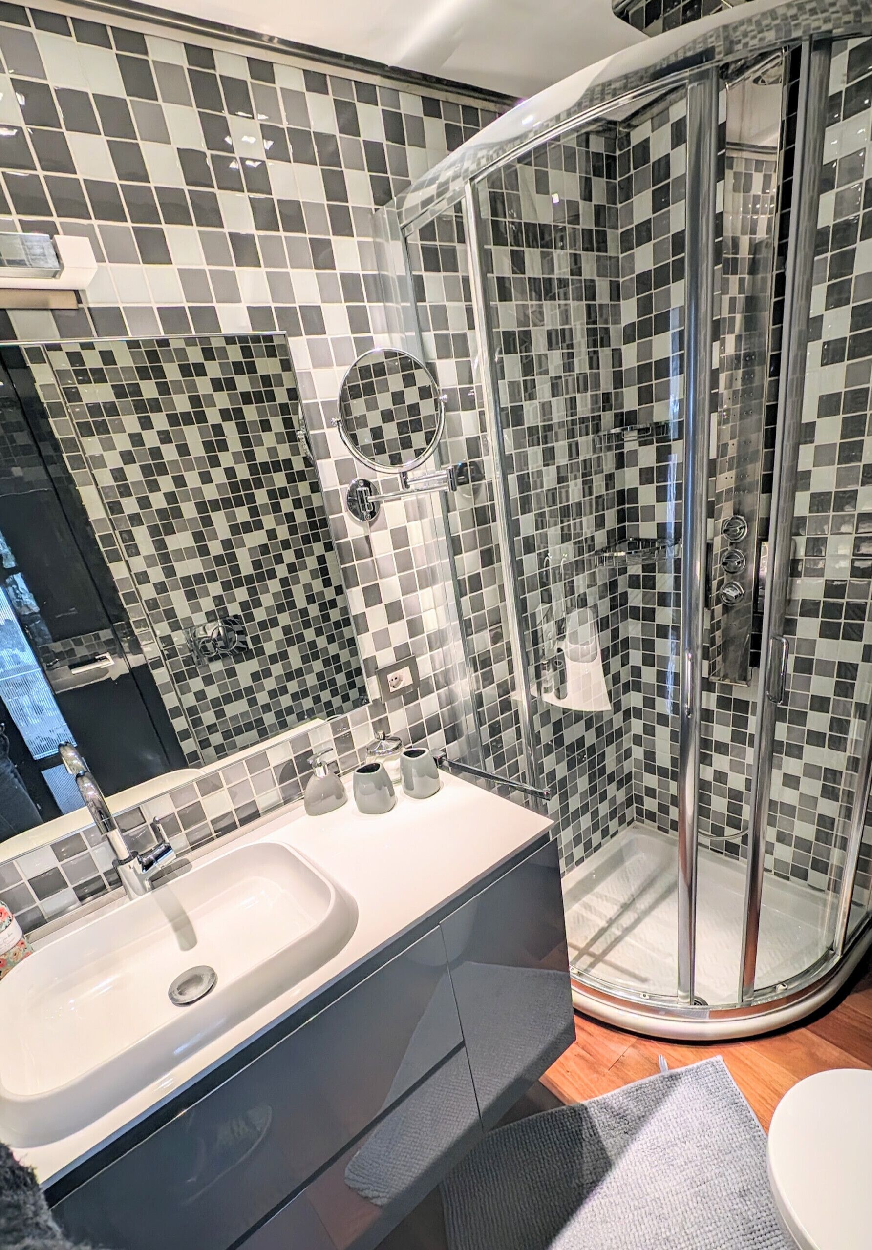 Suihku, hiustenkuivaaja