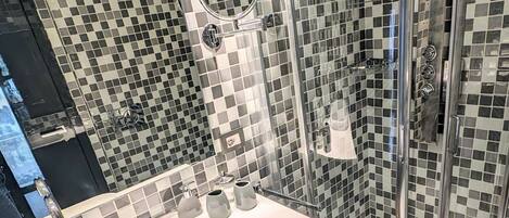 Suihku, hiustenkuivaaja