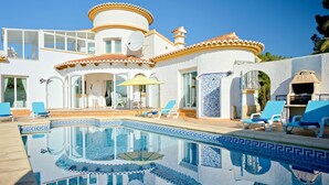 A modern villa with a swimming pool, outdoor seating, and a barbecue area. - Casa Los Caracoles by Interhome (Jávea)
