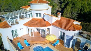 A modern villa with a swimming pool, multiple balconies, and a patio area with sun loungers. - Casa Los Caracoles by Interhome (Jávea)