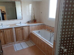 Séchoir à cheveux, serviettes fournies, savon, papier de toilette