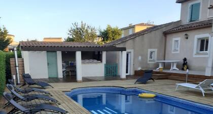 Location saisonniĂšre villa avec piscine 10 personnes