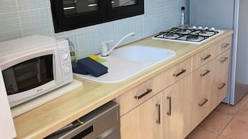 Køleskab, mikrobølgeovn, ovn, kogeplade