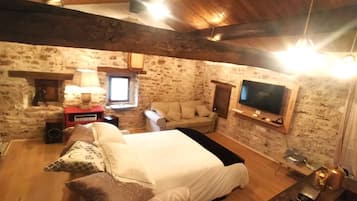 Smart TV, fireplace