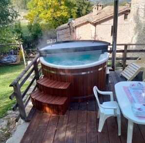 Outdoor spa tub - Maison en Pierre (Fiastra)