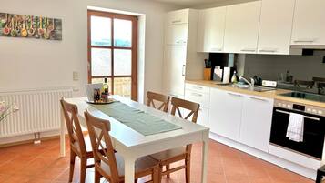 Fridge, oven, stovetop, dishwasher