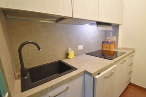 Kühlschrank, Geschirrspüler, Wasserkocher mit Kaffee-/Teezubehör