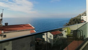 A balcony with a clear view of the sea and a distant coastline. - Camp Virpazar (Virpazar)