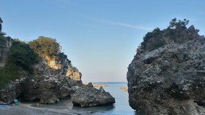 A rocky beach with large boulders and a clear view of the sea. - Camp Virpazar (Virpazar)