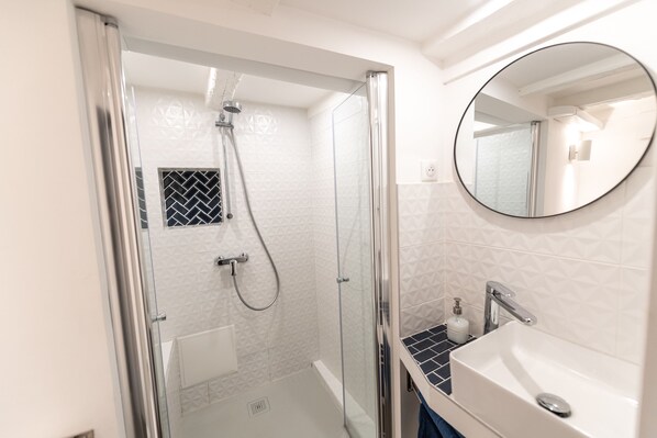 ヘアドライヤー、タオル、石鹸、シャンプー