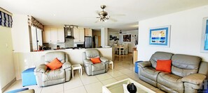 TV, stereo - 4 Bedroom Luxury Apartment On the Beach. Spacious with breath taking sea views.  (Margate)