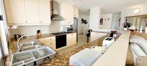 Fridge, microwave, oven, stovetop - 4 Bedroom Luxury Apartment On the Beach. Spacious with breath taking sea views.  (Margate)