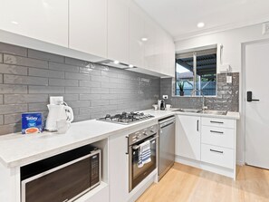 冰箱、微波炉、烤箱、炉灶