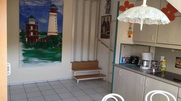 Réfrigérateur, micro-ondes, plaque de cuisson, cafetiÚre/bouilloire