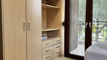 4 bedrooms, iron/ironing board, free WiFi