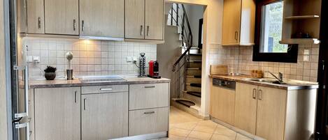 家庭獨棟房屋 | 私人廚房 | 微波爐、烤箱、電熱水壺、兒童餐椅