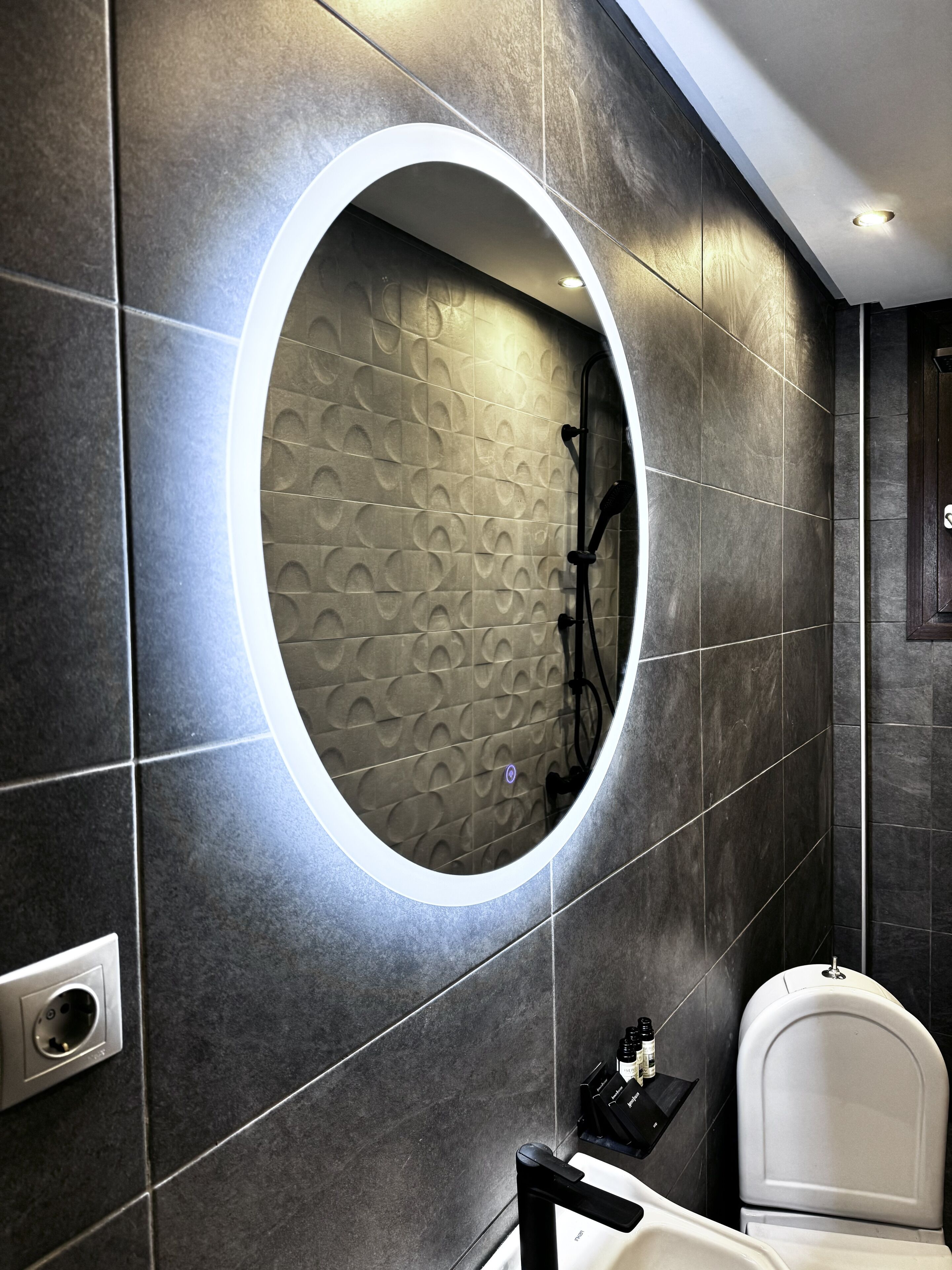 Family House | Bathroom | Free toiletries, hair dryer