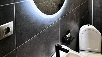 Family House | Bathroom | Free toiletries, hair dryer