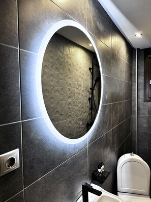 Family House | Bathroom | Free toiletries, hair dryer