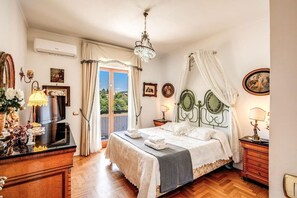 4 makuuhuonetta, silitysrauta/-lauta, ilmainen Wi-Fi, vuodevaatteet