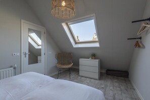 2 bedrooms, travel crib, WiFi