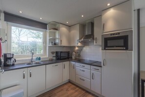 Geschirrspüler, Wasserkocher mit Kaffee-/Teezubehör, Toaster, Hochstuhl