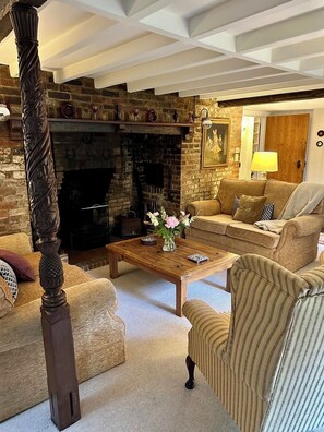 Smart TV, lareira, mesa de pingue-pongue, livros